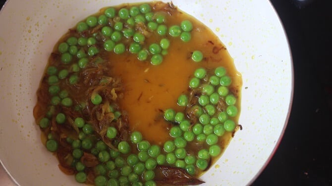 cooking matar for making the matar pulao