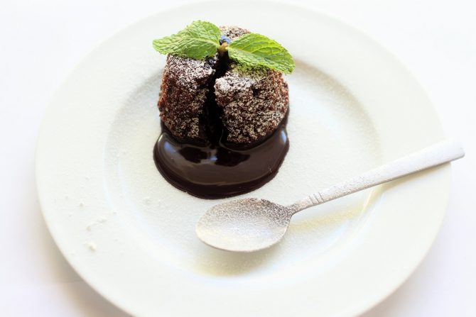 how to make molten chocolate lava cake recipe-easy and delicious molten chocolate lava cake recipe-molten chocolate lava cake recipe