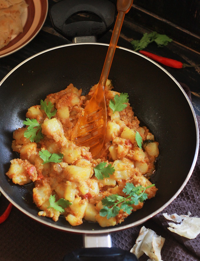 An easy and tasty aloo keema recipe. Potatoes cooked along with mutton mince with spices. It tastes great with roti, chapati, nan, plain rice or even jeera rice.