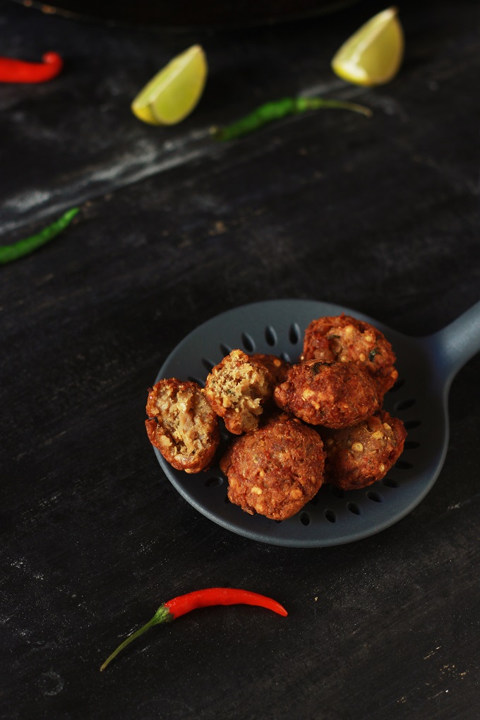 Kache keema ke kabab recipe- The kache keeme ke kabab are nothing but a kind of kabab made with minced mutton and mixed together with few warm aromatic spices and are deep fried to perfection #meatballs #keemakabab #indianrecipe #halalrecipe #kababrecipe
