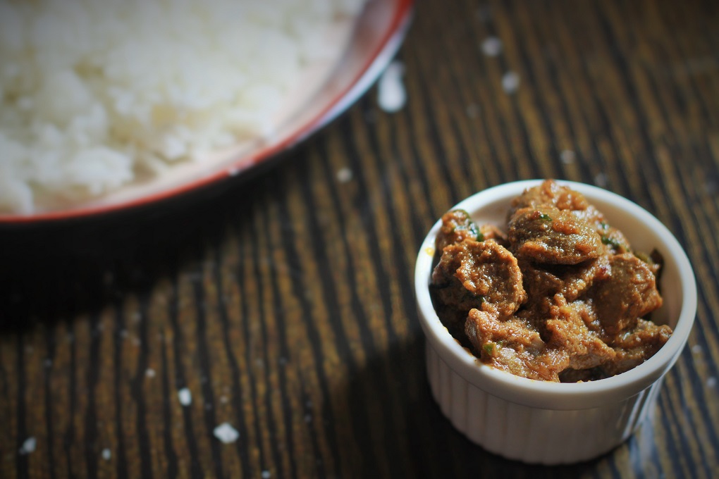 Lamb Kidney Recipe or the Gurda Masala. A tasty and simple preparation which will make cooking the lamb kidney as simple as a breeze. Follow the tips below for minimal smell and maximum taste.