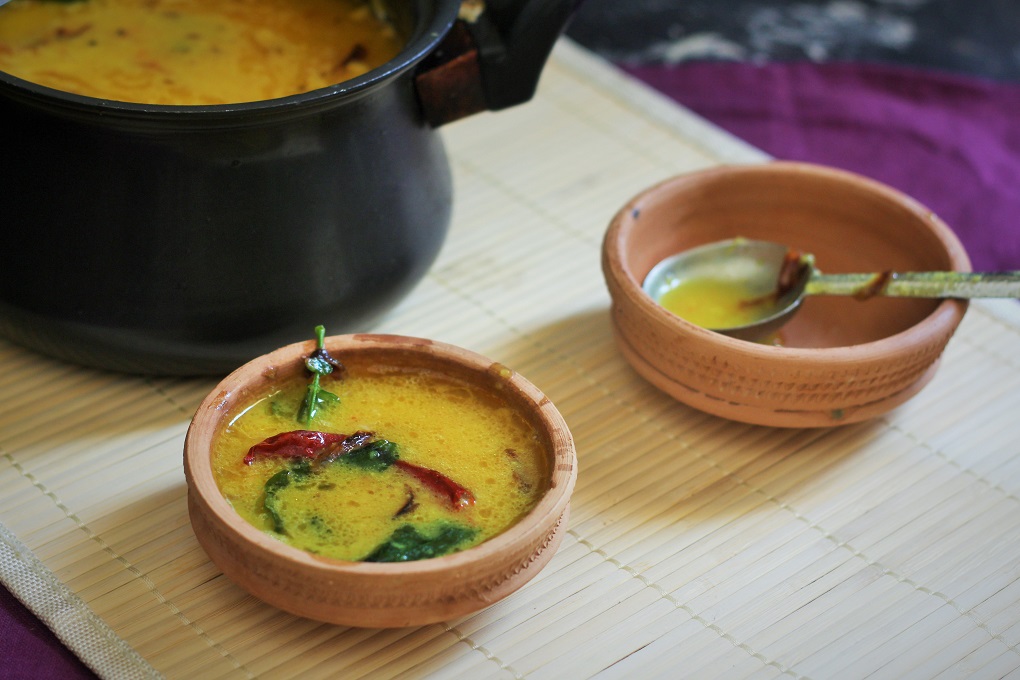Gujarati dal recipe, how to make gujarati dal. A simple and easy preparation of dal from the gujarati cuisine, a little sour and little sweet, this will be a perfect accompaniment for either your rice or roti.