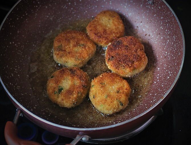 aloo ki tikki getting cooked