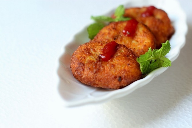 aloo tikki recipe in white plate with mint leaves on side