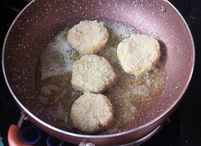 shallow frying aloo ki tikki recipe in pink pan