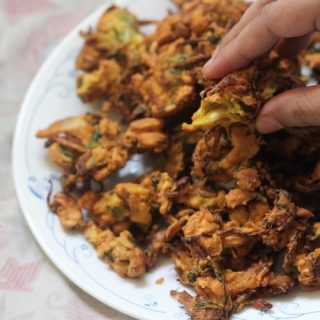 Cashew Pakoda Recipe or the Kaju Pakora is Indian fritters made with gram flour and cashew nuts. Crunchy, tasty and yummy, there is no doubt that this pakora is on top of my favorite list