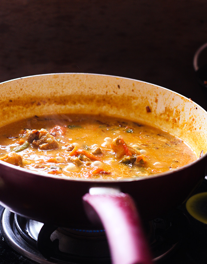 side view of hyderabadi tomato gosht